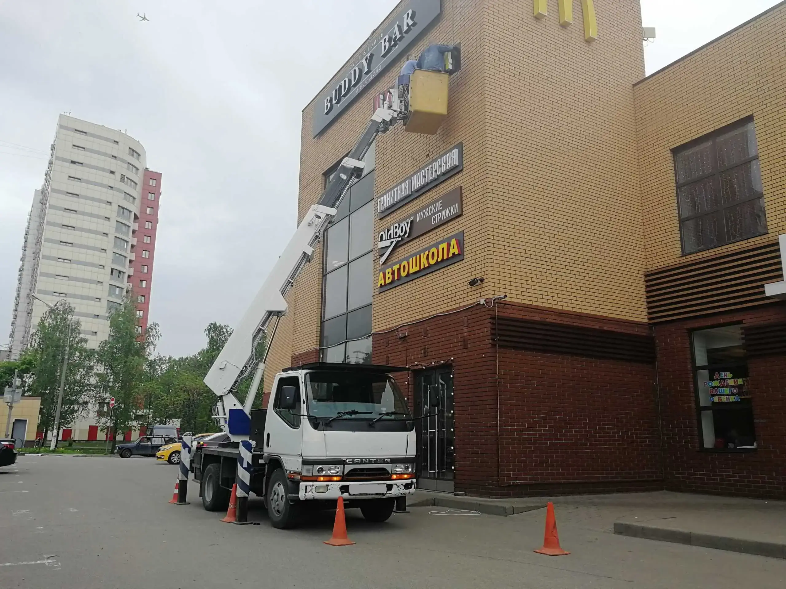 Аренда автовышки Mitsubishi Canter комбинированная стрела