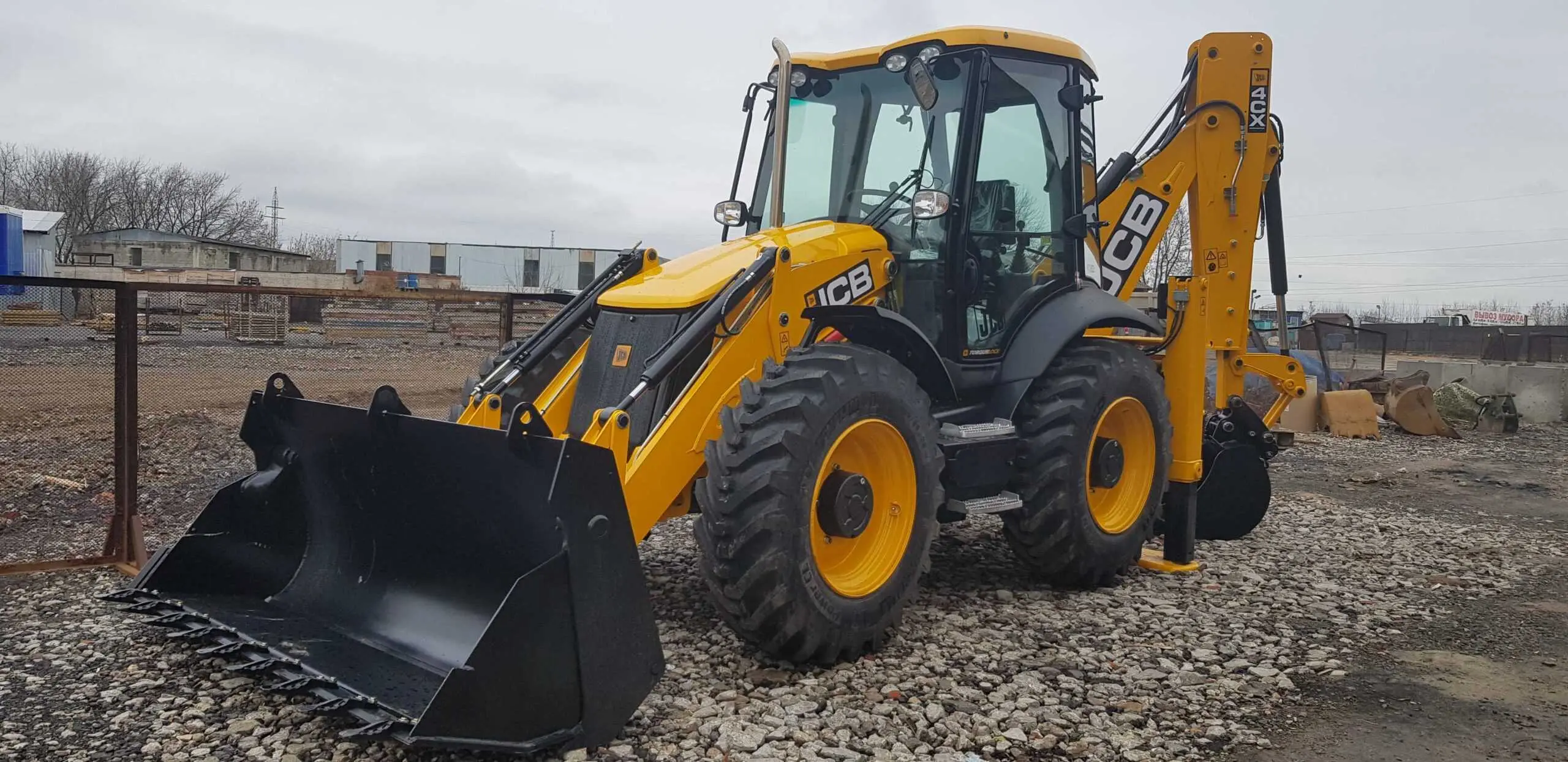 Аренда экскаватора-погрузчика JCB с вилами, узким ковшом