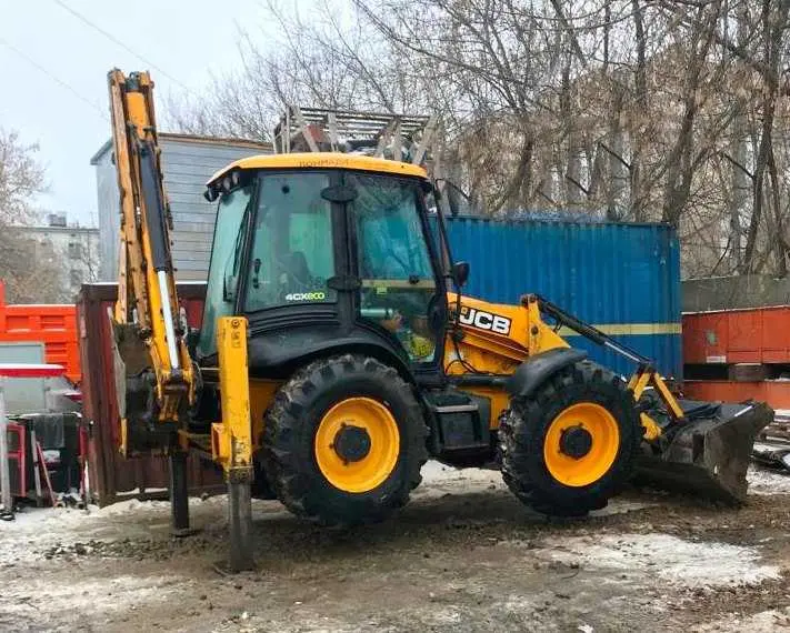 Аренда экскаватора-погрузчика JCB с ямобуром и вилами