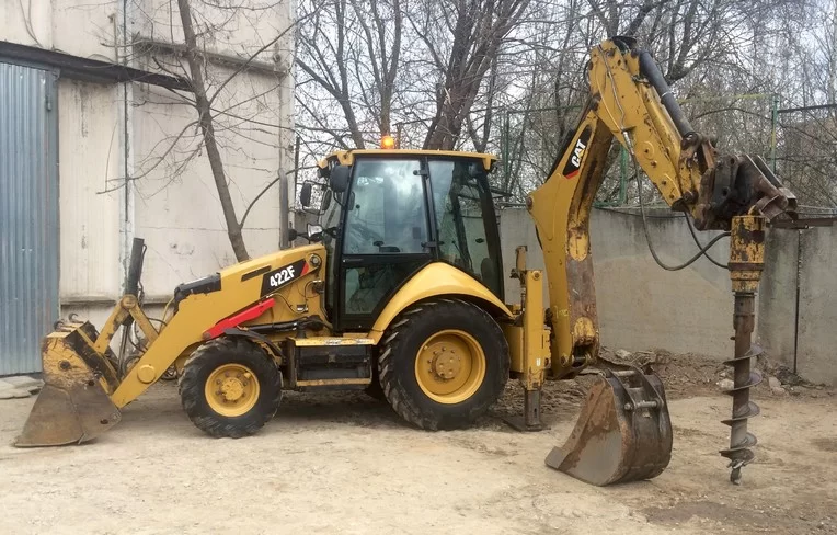 Аренда экскаватора-погрузчика Caterpillar 422F с ямобуром