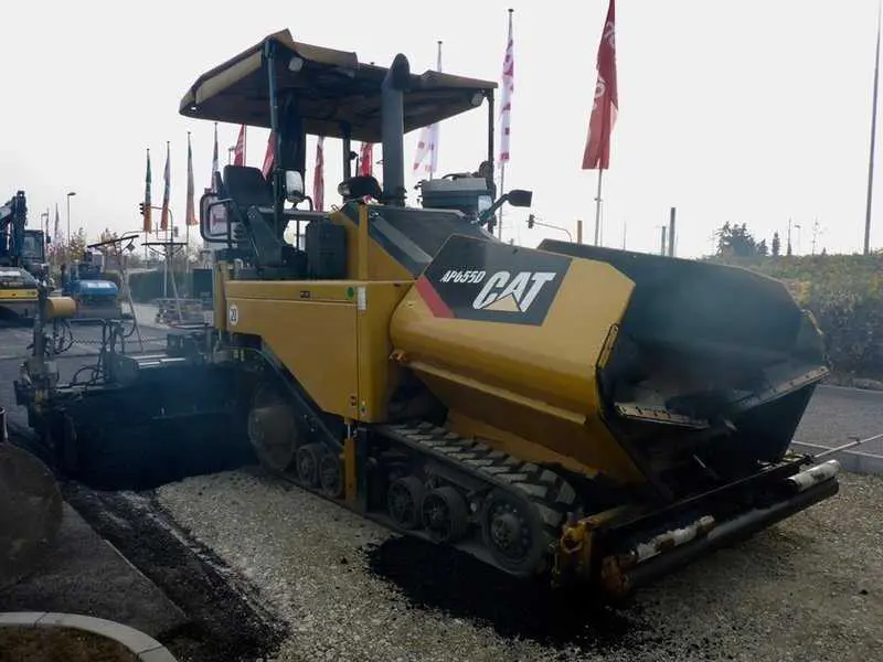 Аренда асфальтоукладчика Caterpillar AP655D